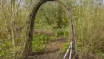 Gartenbogen aus Zweigen bauen mit der Astschere